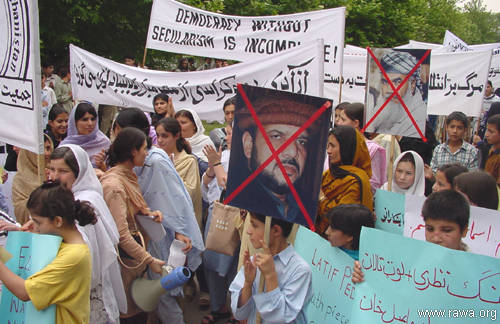 The participants chanting slogans against fundamentalists