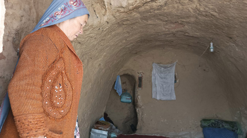 a_woman_in_the_cave_bamiyan_city