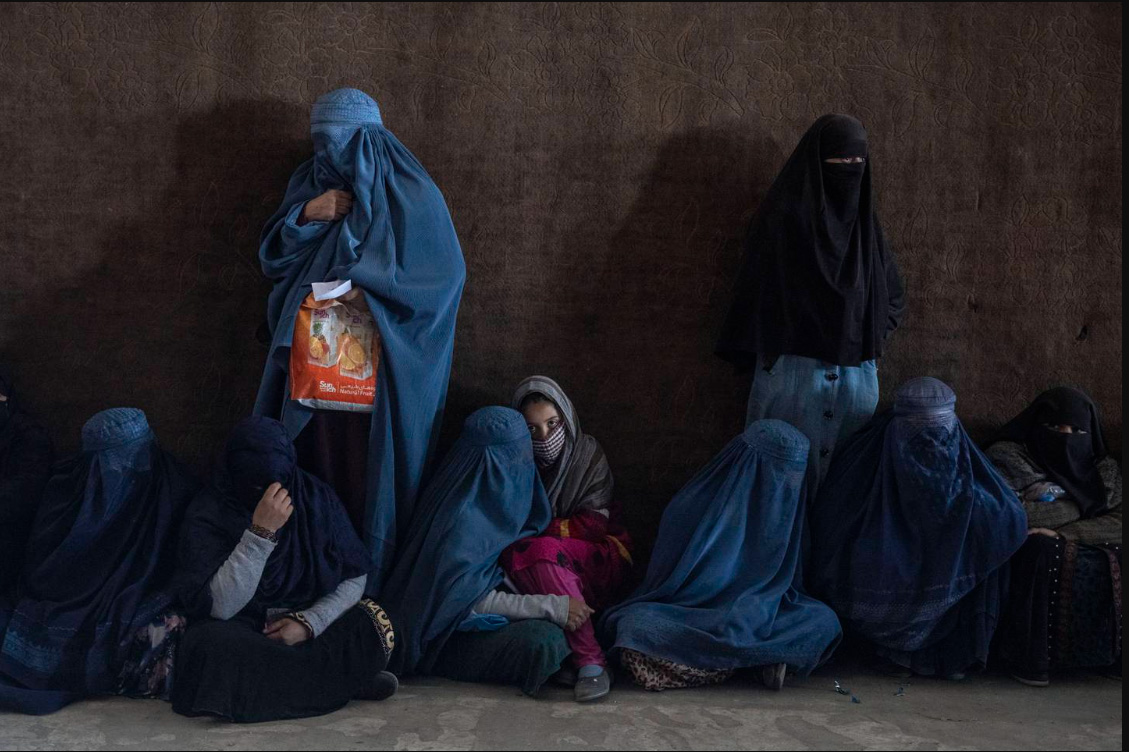 afghan_women_wait_to_recive_cash_Agu_2022