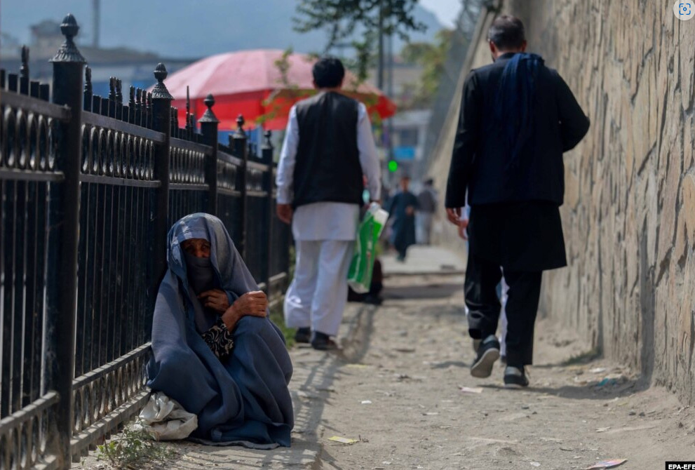 an_afghan_woman_begs_for_alms_in_kabul_on_september_23