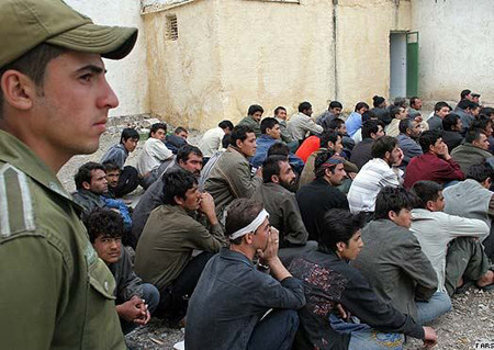 Afghan refugees being deported from Iran in 2007
