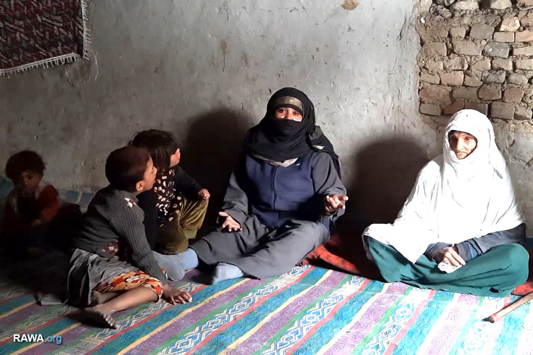 Poor Afghan woman talking to RAWA