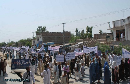 Organized by the Solidarity Party of Afghanistan, more than 500 people took to the streets of Jalalabad in east of Afghanistan, chanting anti-Pakistan slogans to protest the Pakistan army corss-border attacks and shelling
